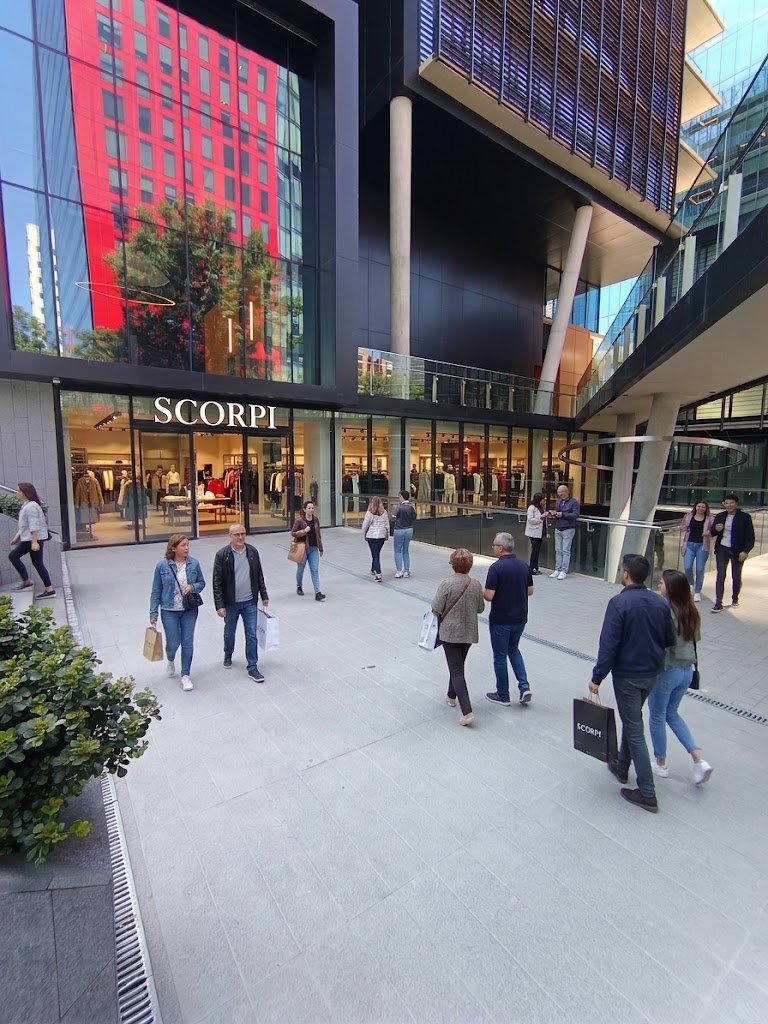 Local comercial en funcionamiento a nivel de calle, con clientes en la plaza de acceso